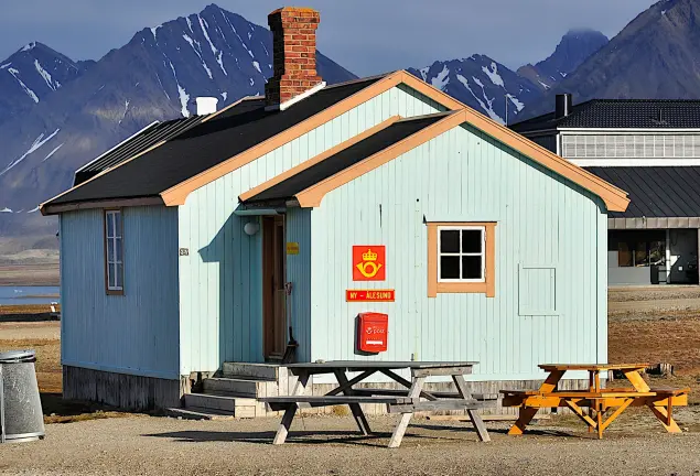 Postkontoret i Ny-Ålesund. Foto: Jacek Urbanski/Unsplash